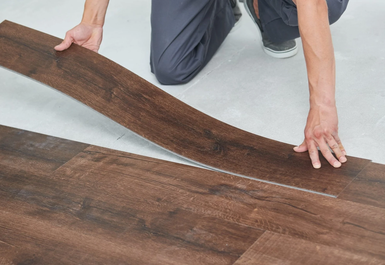 Vinyl oder Laminat? Die Unterschiede liegen im Aufbau.